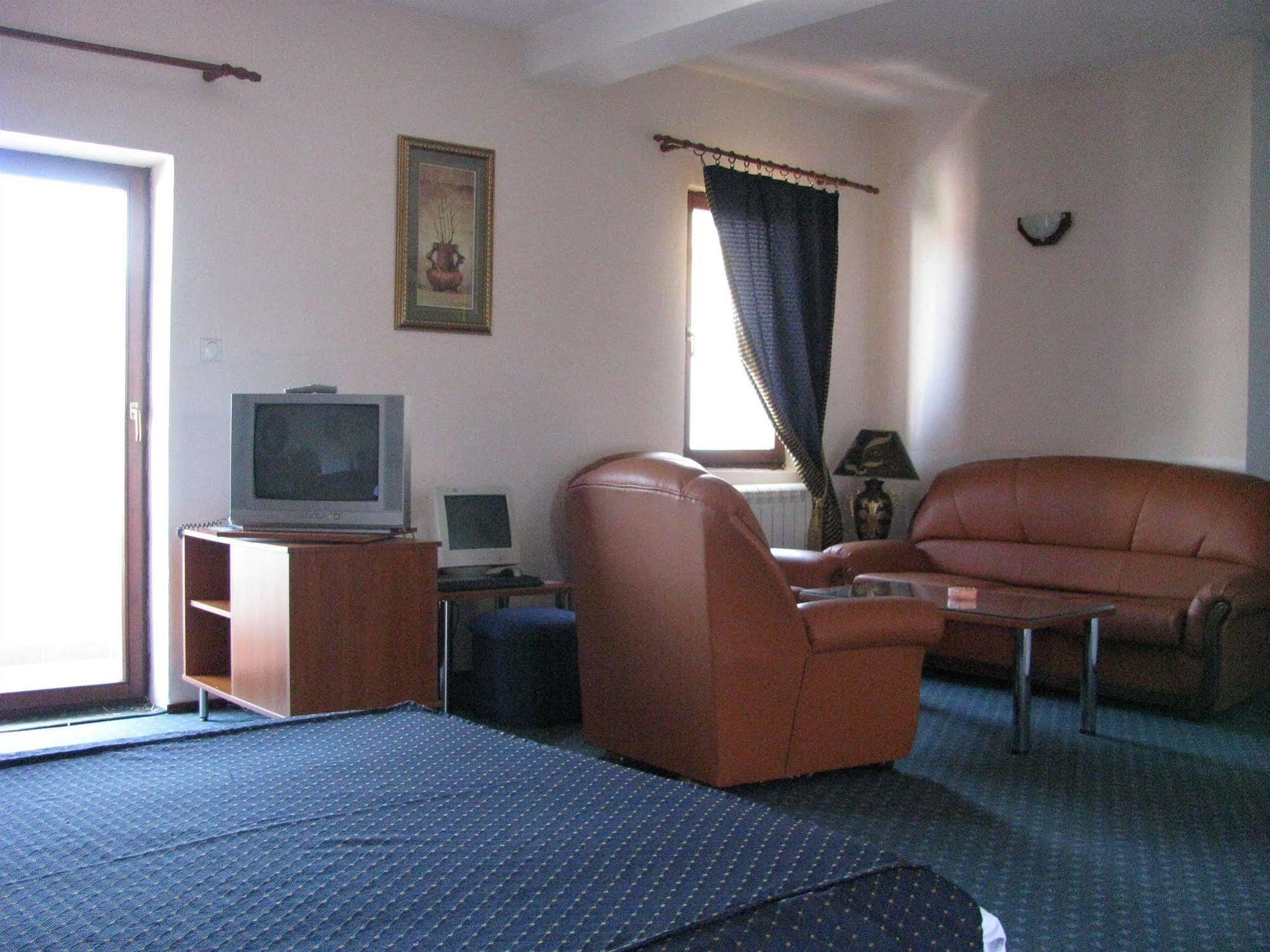 Hotel Vergina Skopje Bagian luar foto